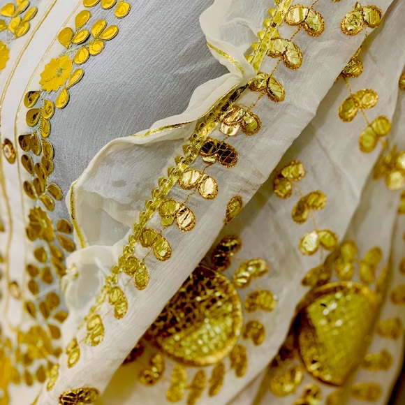 Embroidered shirt ,dupatta and lehanga - Picture 4 of 7